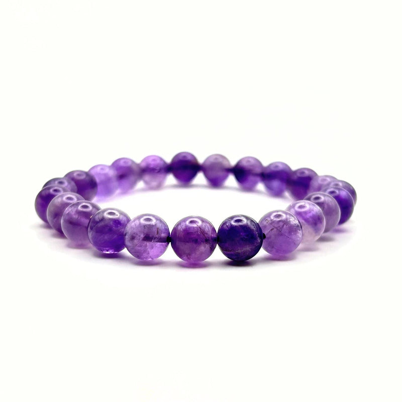 Bracelet en améthyste, perles de 8 mm, sur fond blanc