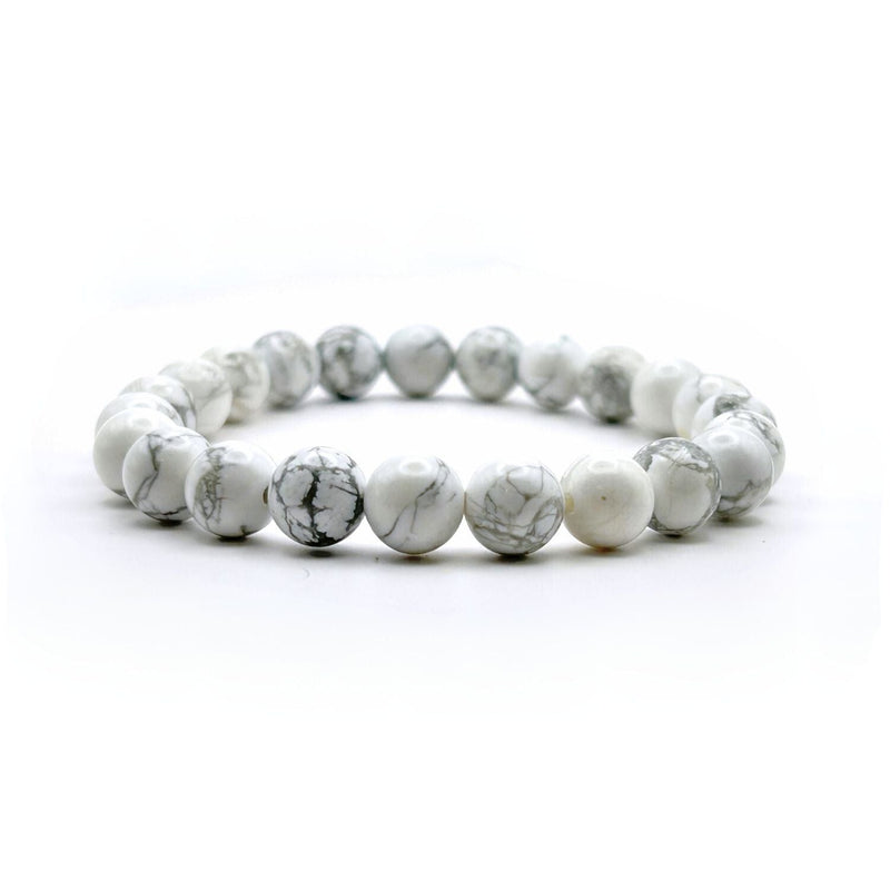 Bracelet en howlite, perles de 8 mm, sur fond blanc