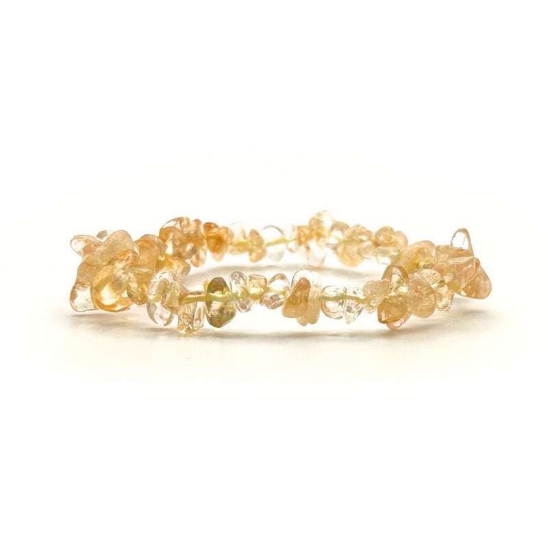 Bracelet en citrine naturelle, en éclats de pierre, sur fond blanc