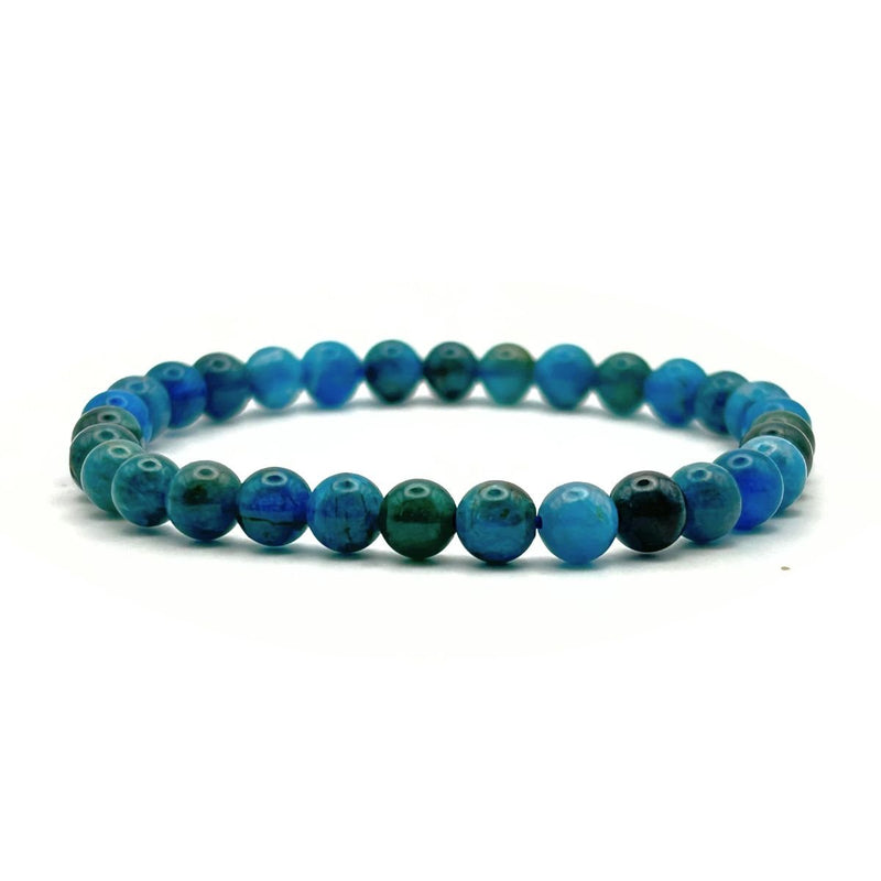 Bracelet en apatite bleue, perles de 6 mm, sur fond blanc