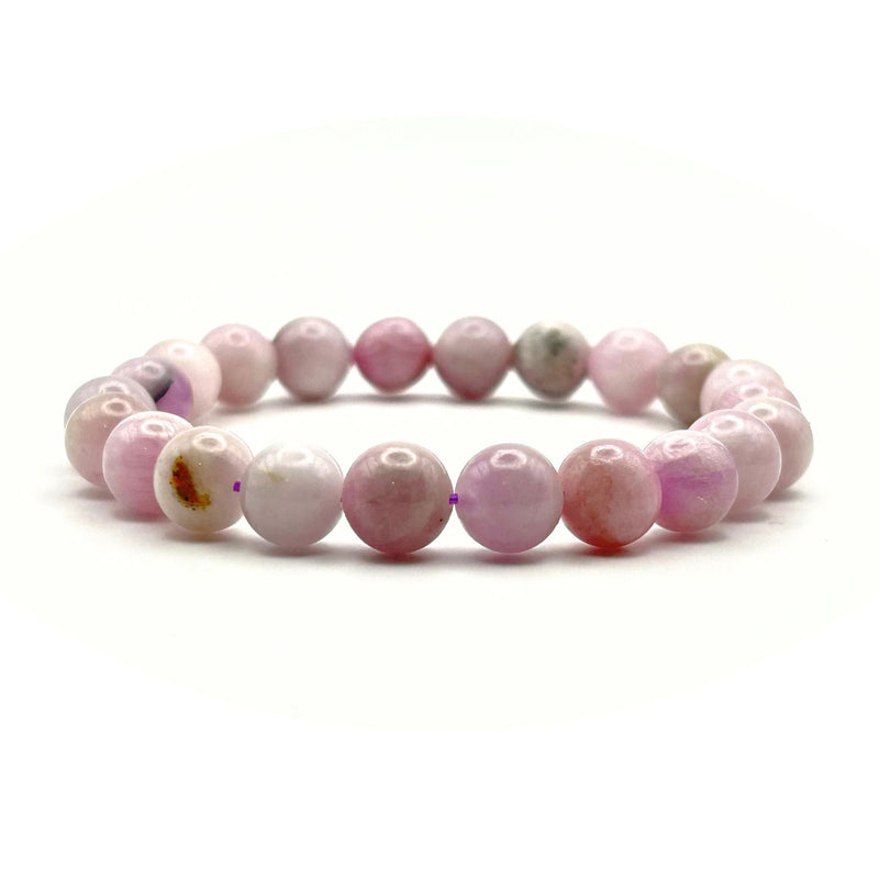 Bracelet en kunzite, perles de 8 mm, sur fond blanc