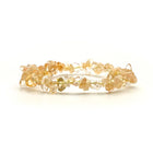 Bracelet en citrine naturelle, en éclats de pierre, sur fond blanc